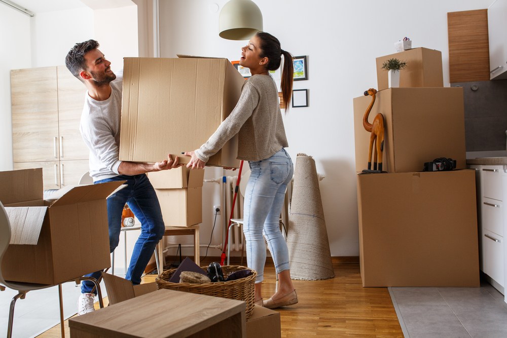 pareja cargando una caja en mudanza