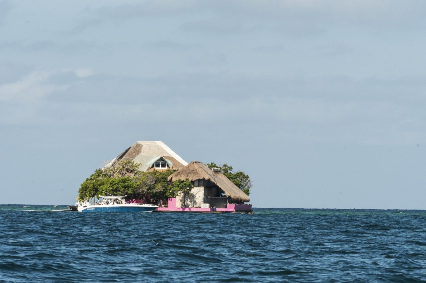 Isla Rosa en medio del mar