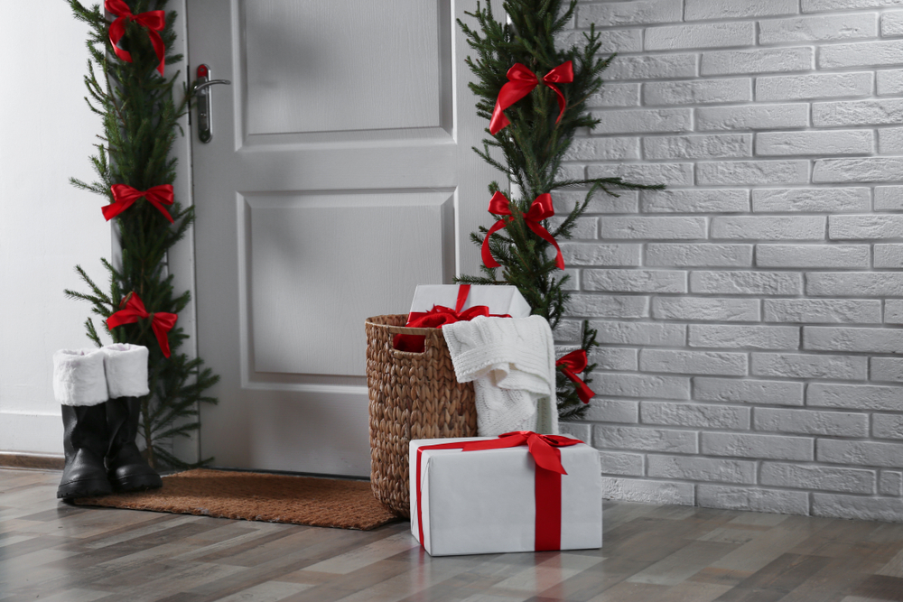 decoración navideña en la entrada de tu casa