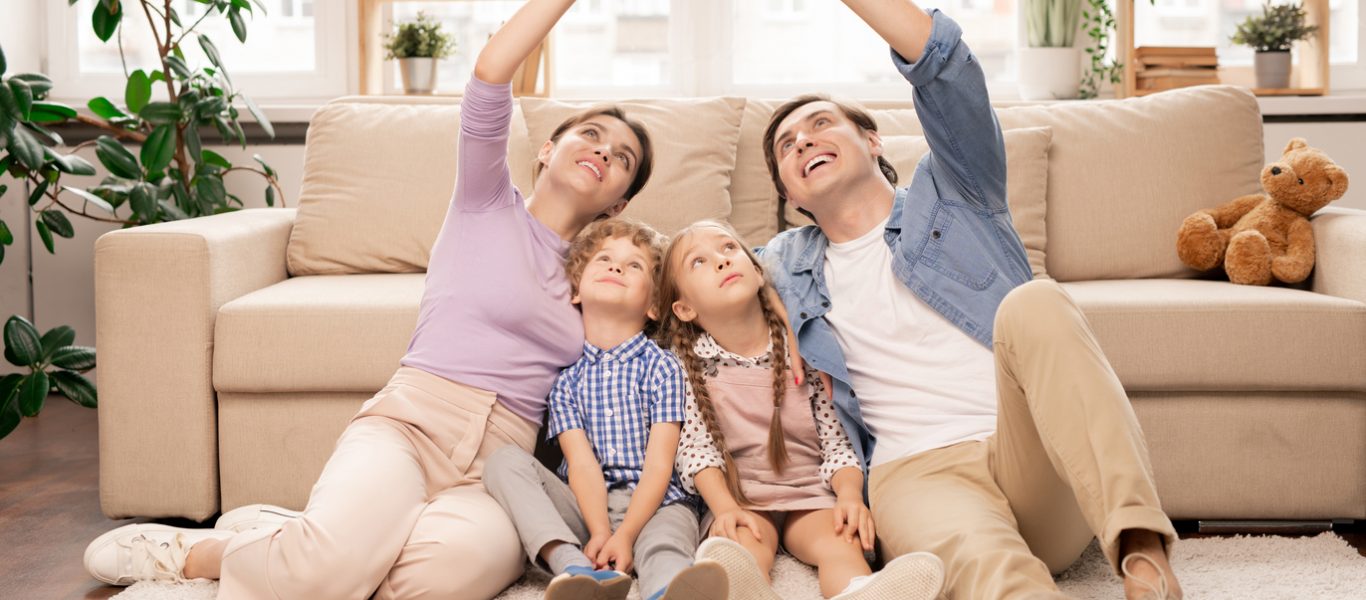 familia feliz por vivir en apartamento