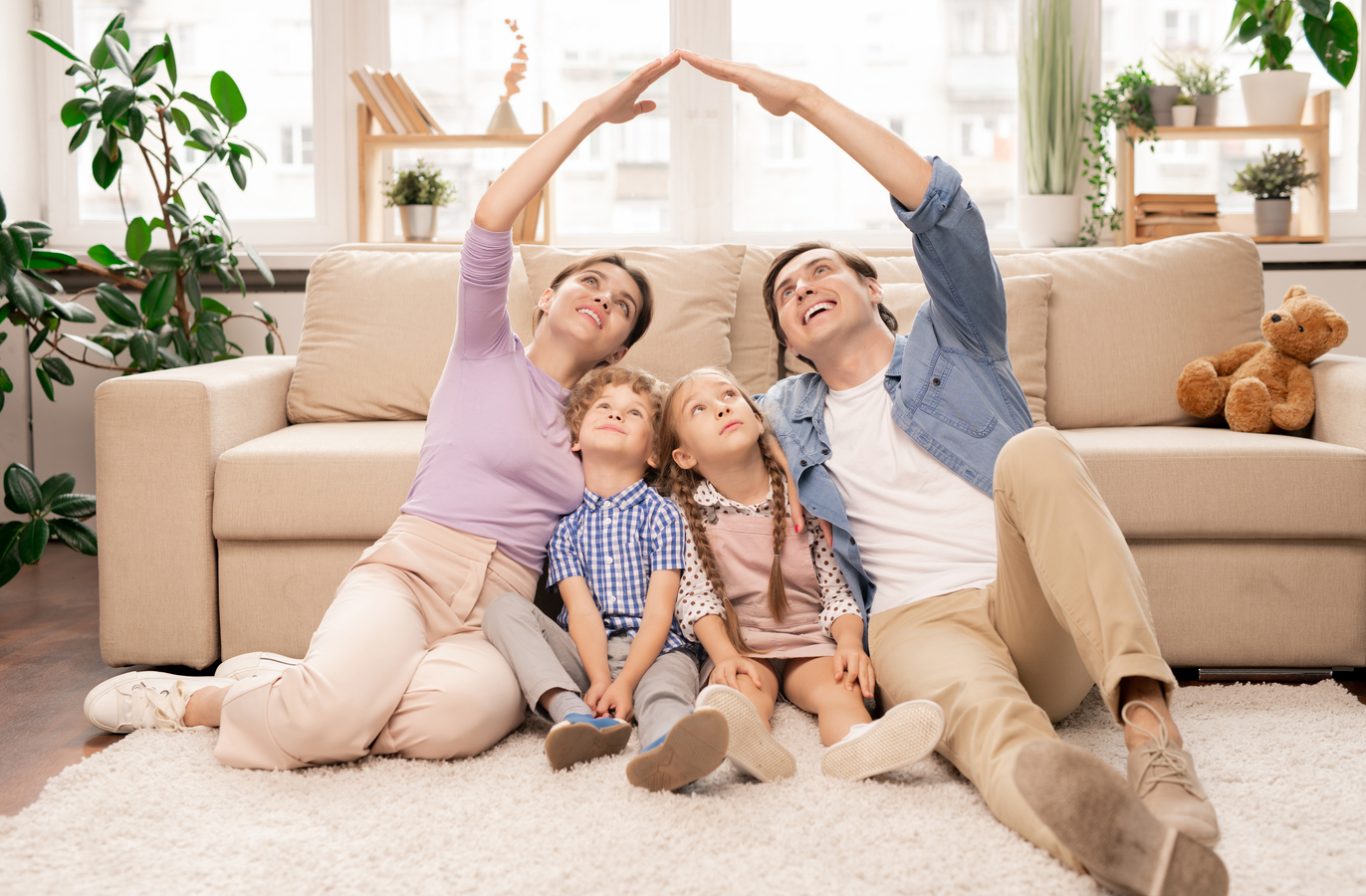 familia feliz por vivir en apartamento