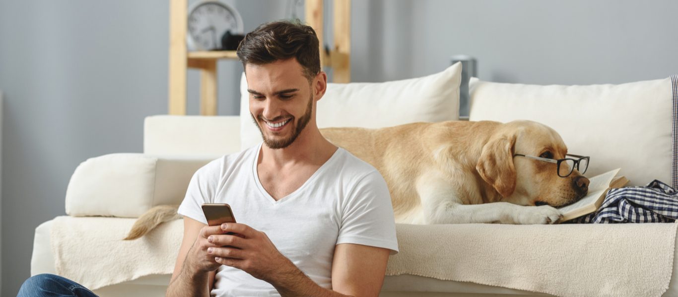 hombre buscando apartameno o apartaestudio