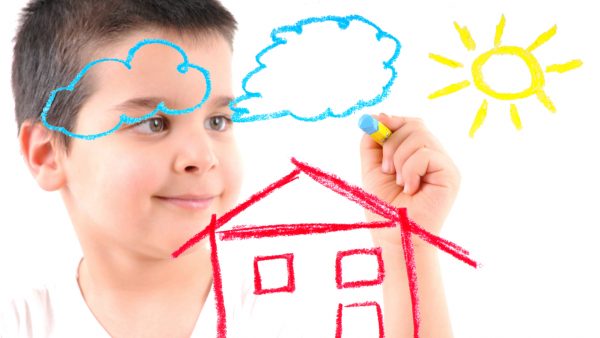Niño dibujando mejor momento para comprar vivienda