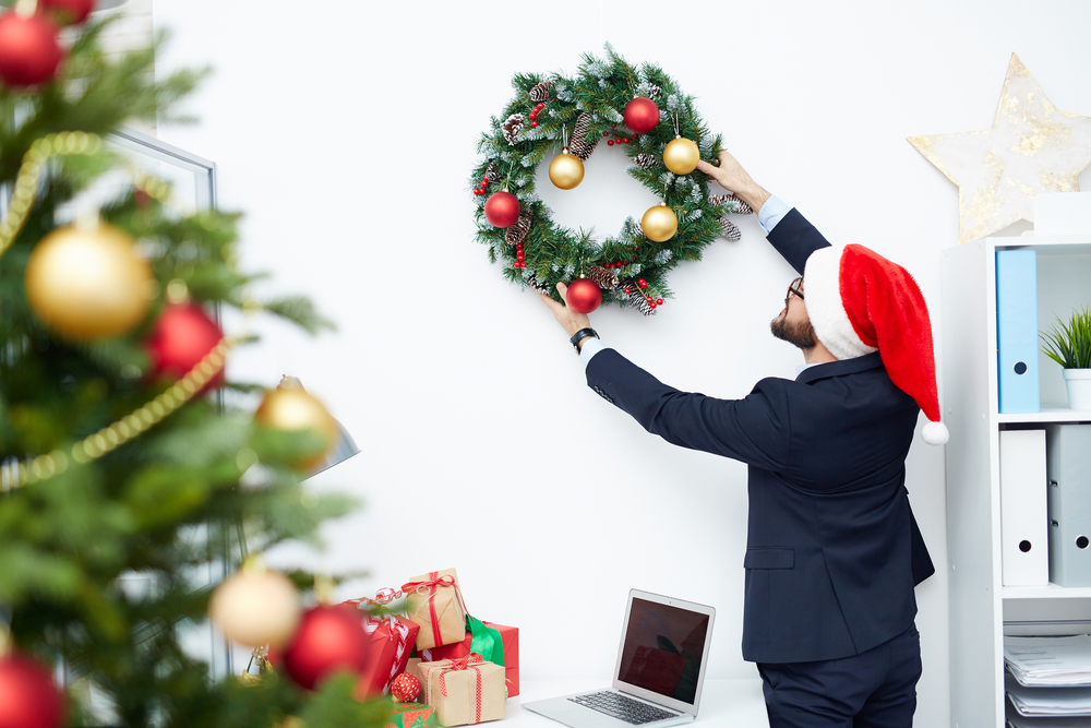 guirnaldas de navidad en oficina