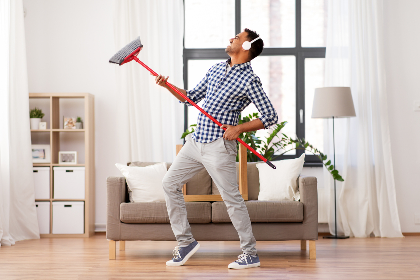 Cómo limpiar la casa de malas energías con canela: 5 trucos infalibles para sacarle el máximo partido