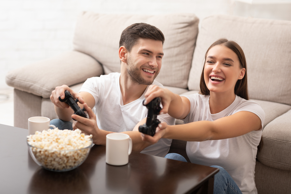 pareja-jugando-videojuegos-en-casa