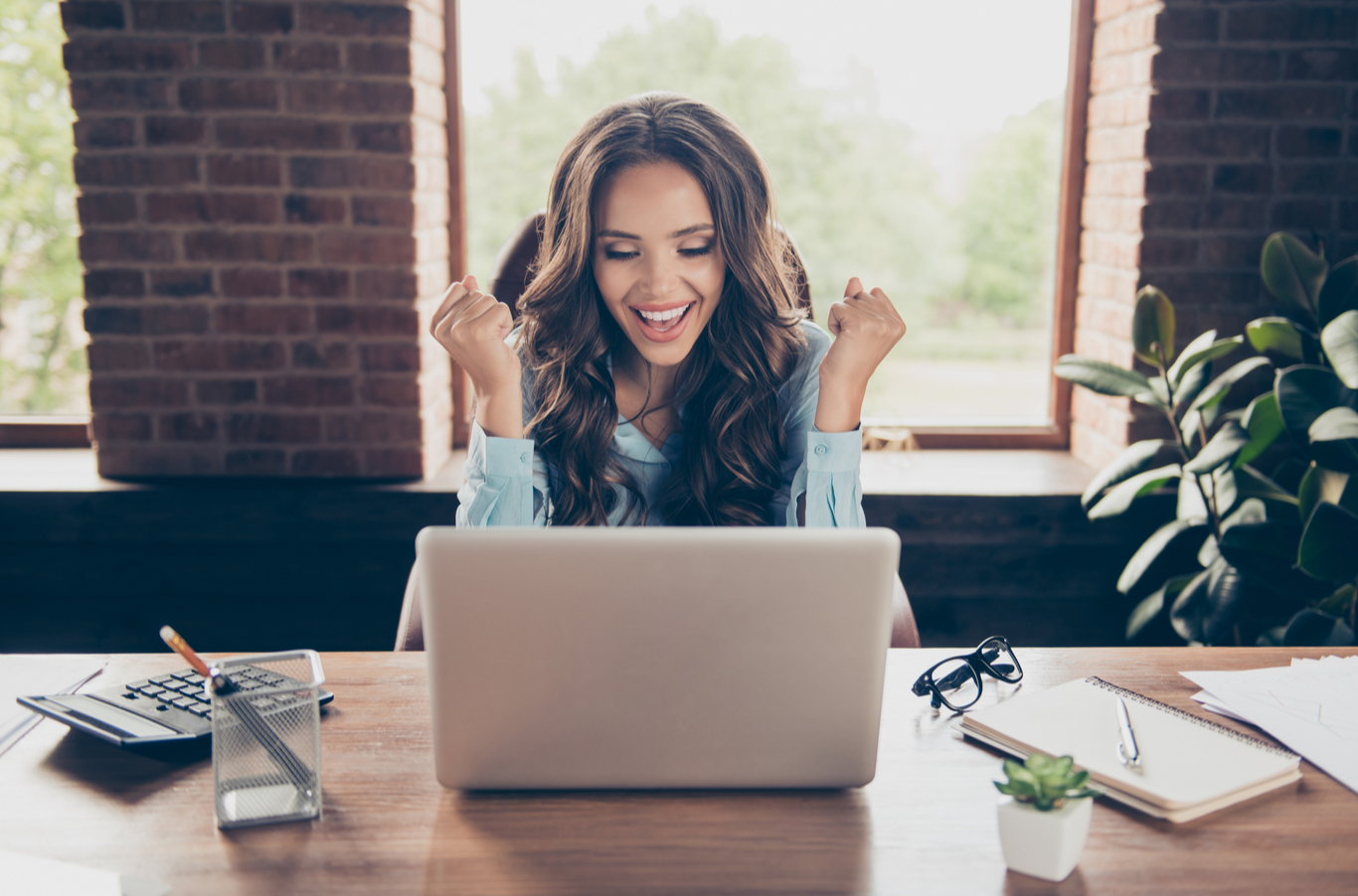 mujer feliz en el pc