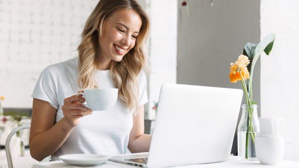Mujer en videollamada