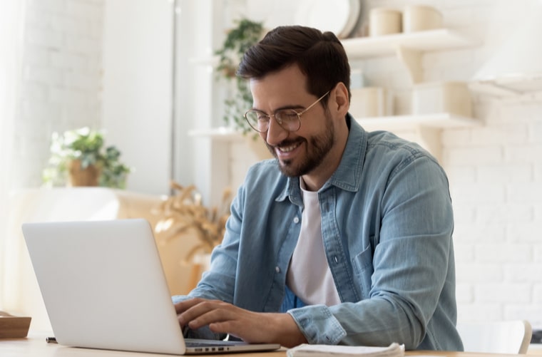 hombre-trabajando-en-un-computador