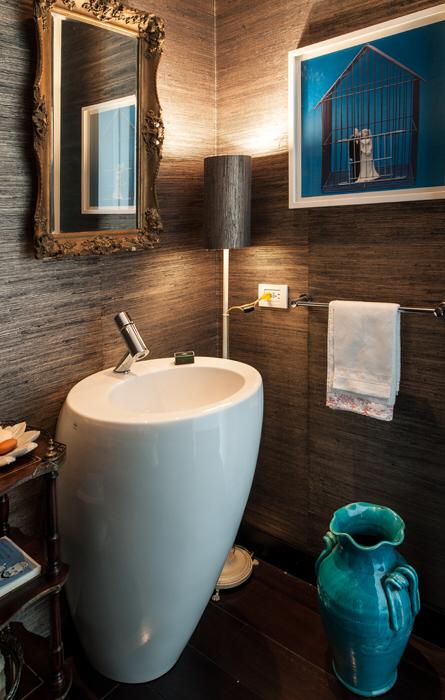 baño de casa decorado con espejos modernos