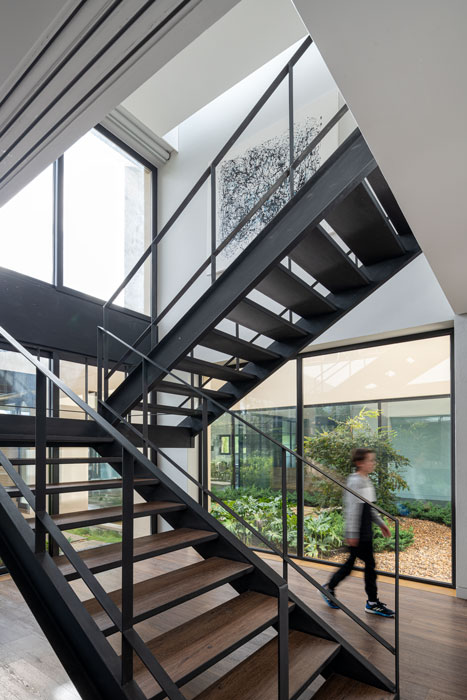 escaleras minimalistas en casa