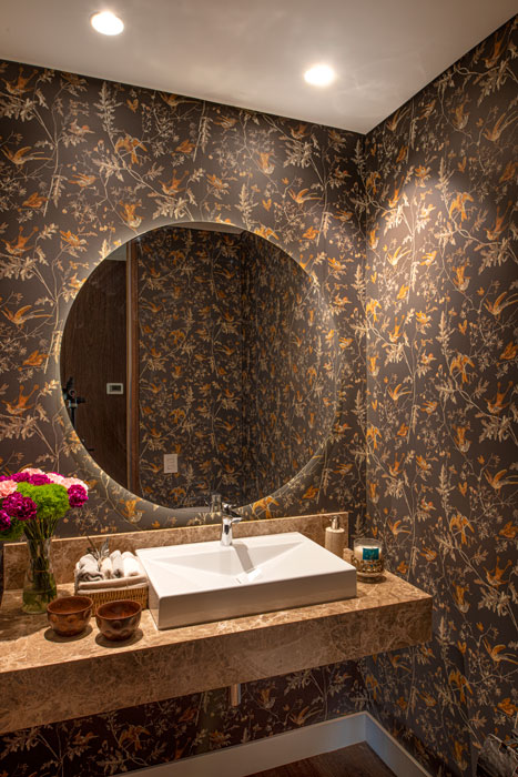 baño con pared con texturas decorativas