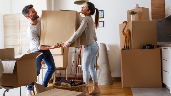 pareja cargando una caja en mudanza
