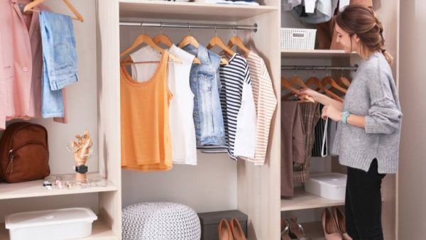 mujer organiza con the home edit