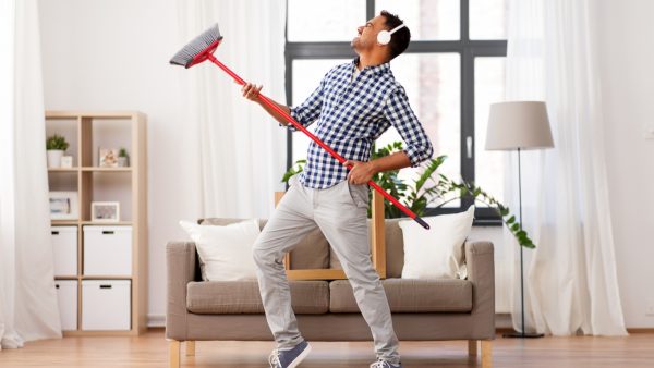 Hombre sacando malas energias