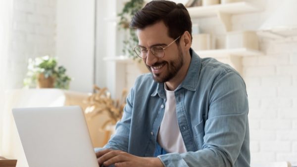 hombre-trabajando-en-un-computador